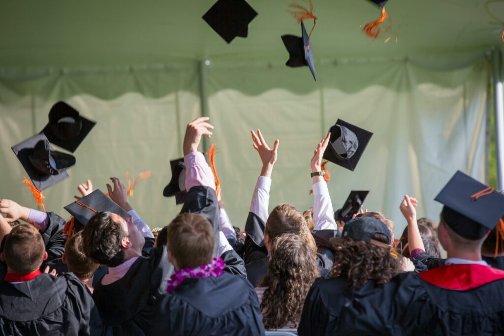 Gruppo di studenti universitari che festeggiano il successo